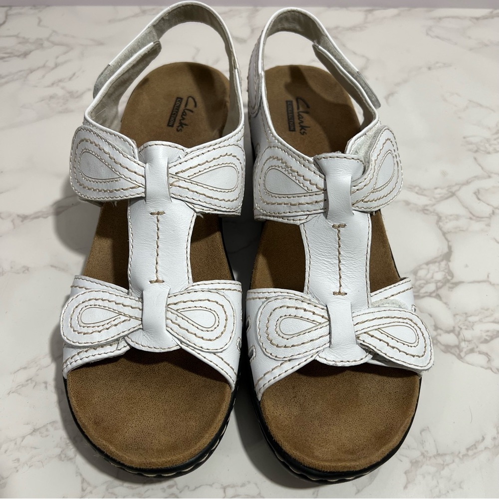 Clarks Lexi Walnut White "Bow Style" Sandals --‎ 9N
